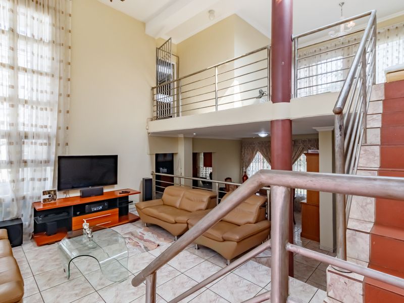 Stunning House in quiet suburb - Photo 6