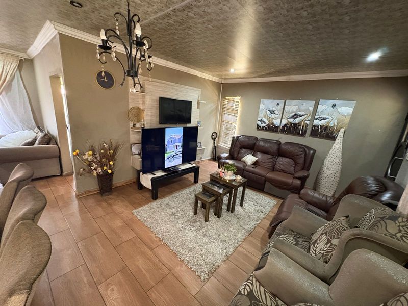 Family Home to Rent in Amajuba Park - Photo 6