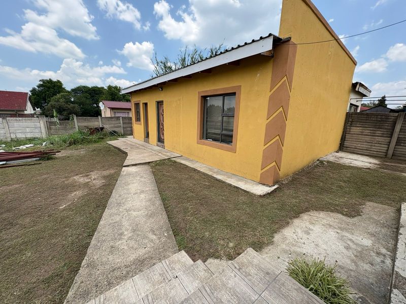 Family Home to Rent in Amajuba Park - Photo 3