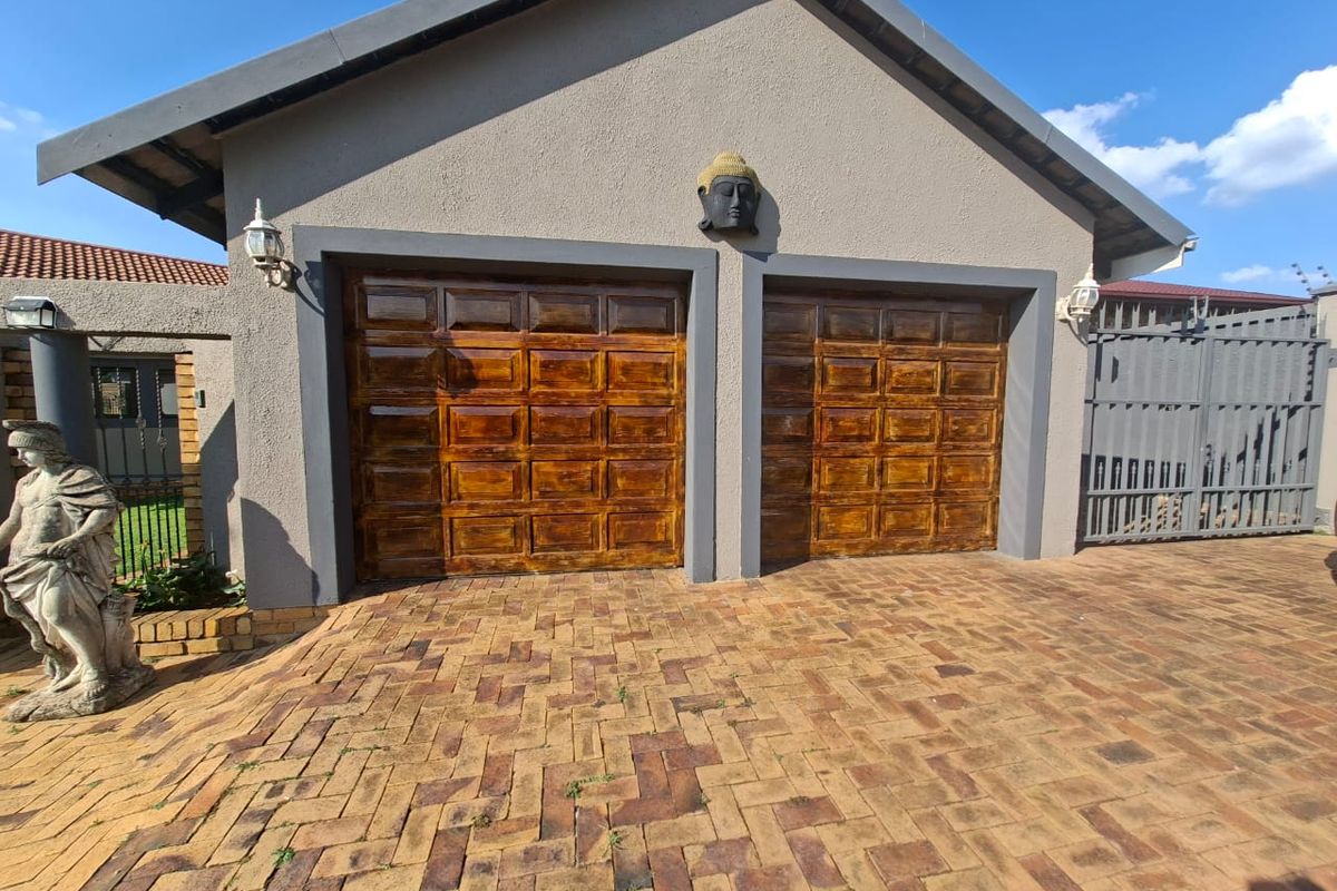 Spacious living at its best:  4 Bedroom Home with Grand Yard - Photo 2