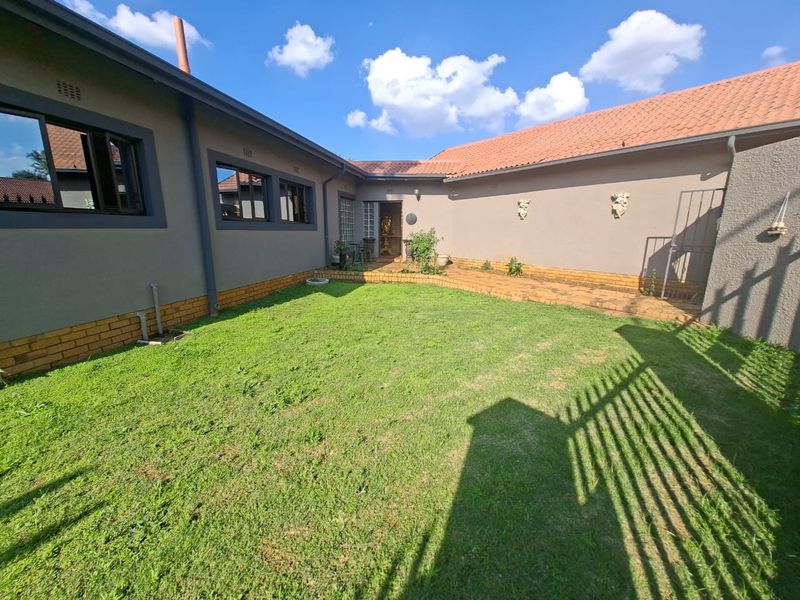 Spacious living at its best:  4 Bedroom Home with Grand Yard - Photo 4