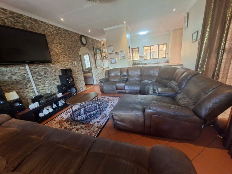 Spacious living at its best:  4 Bedroom Home with Grand Yard - Photo 10