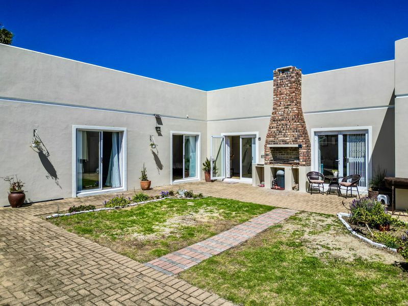 Stunning 4-bedroom freestanding home in Westcliff, Hermanus—your coastal paradise awaits! - Photo 6