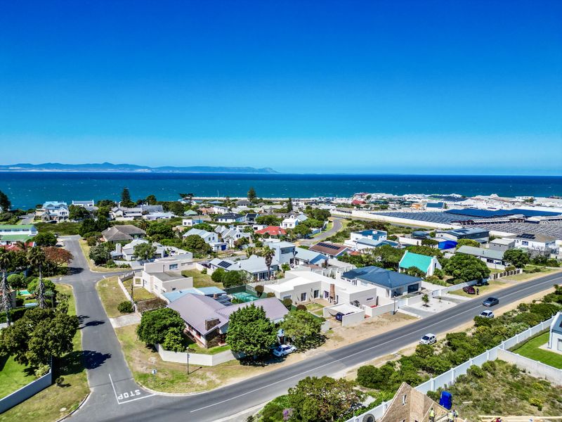 Stunning 4-bedroom freestanding home in Westcliff, Hermanus—your coastal paradise awaits! - Photo 4