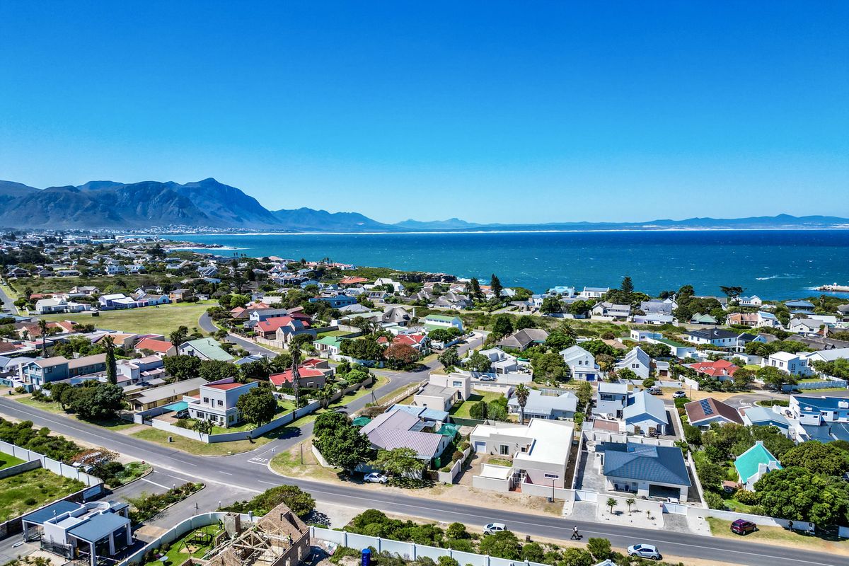 Stunning 4-bedroom freestanding home in Westcliff, Hermanus—your coastal paradise awaits! - Photo 3