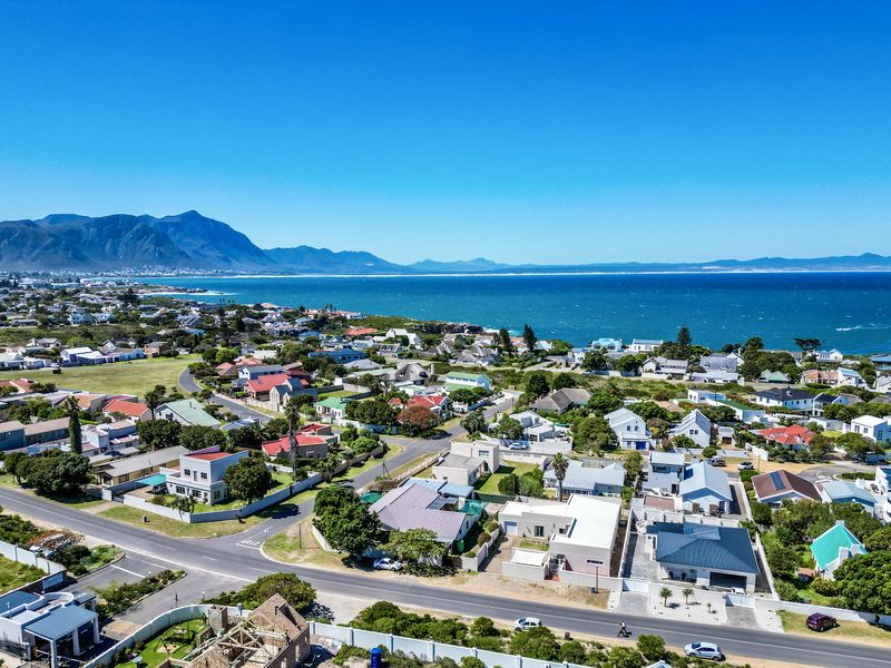 Stunning 4-bedroom freestanding home in Westcliff, Hermanus—your coastal paradise awaits! - Photo 3