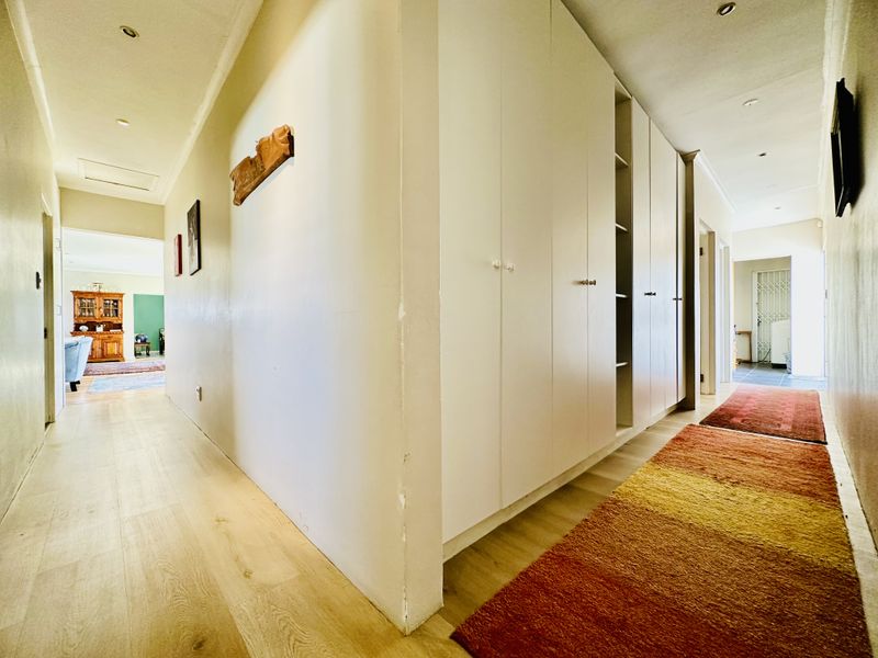 Stunning 4-bedroom freestanding home in Westcliff, Hermanus—your coastal paradise awaits! - Photo 10