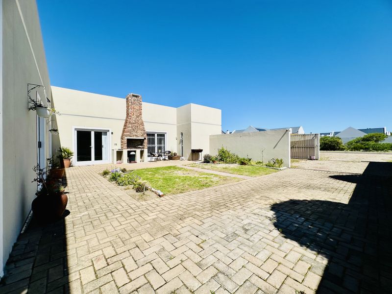 Stunning 4-bedroom freestanding home in Westcliff, Hermanus—your coastal paradise awaits! - Photo 7