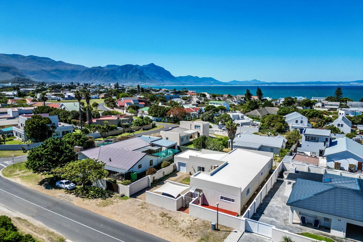 Stunning 4-bedroom freestanding home in Westcliff, Hermanus—your coastal paradise awaits! - Photo 2