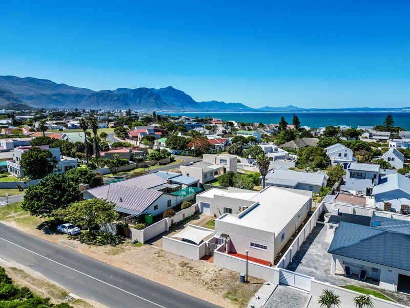Stunning 4-bedroom freestanding home in Westcliff, Hermanus—your coastal paradise awaits! - Photo 2