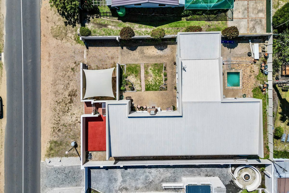 Stunning 4-bedroom freestanding home in Westcliff, Hermanus—your coastal paradise awaits! - Photo 5