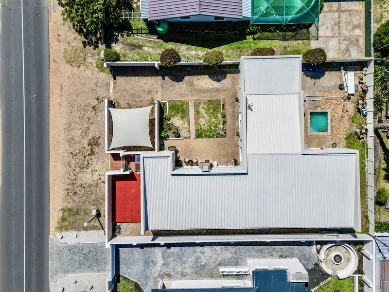 Stunning 4-bedroom freestanding home in Westcliff, Hermanus—your coastal paradise awaits! - Photo 5