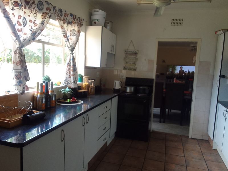 Perfectly Located Large Home in Bo-Dorp – Ideal for Family Living or Business Use - Photo 4
