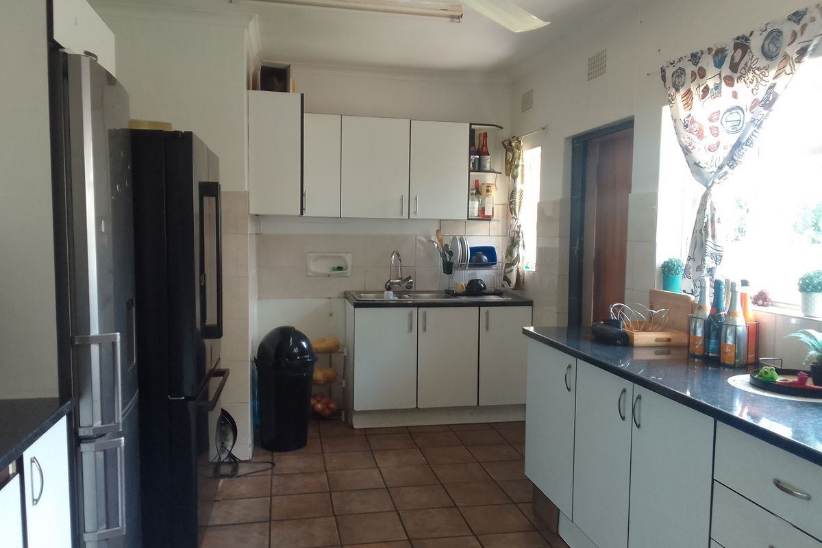 Perfectly Located Large Home in Bo-Dorp – Ideal for Family Living or Business Use - Photo 2