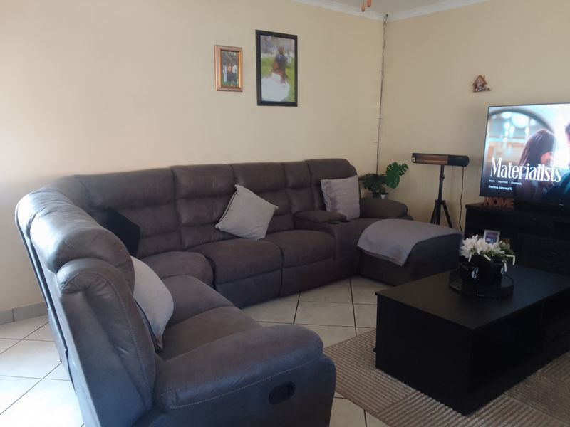 Perfectly Located Large Home in Bo-Dorp – Ideal for Family Living or Business Use - Photo 6