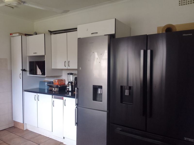 Perfectly Located Large Home in Bo-Dorp – Ideal for Family Living or Business Use - Photo 3