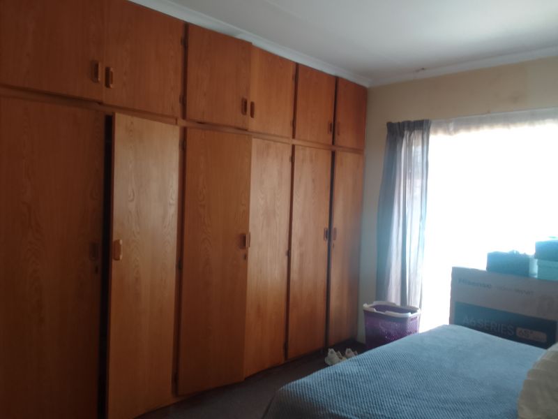 Perfectly Located Large Home in Bo-Dorp – Ideal for Family Living or Business Use - Photo 10