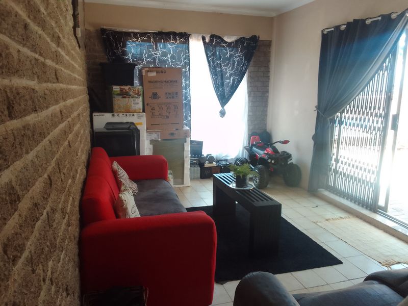 Perfectly Located Large Home in Bo-Dorp – Ideal for Family Living or Business Use - Photo 7