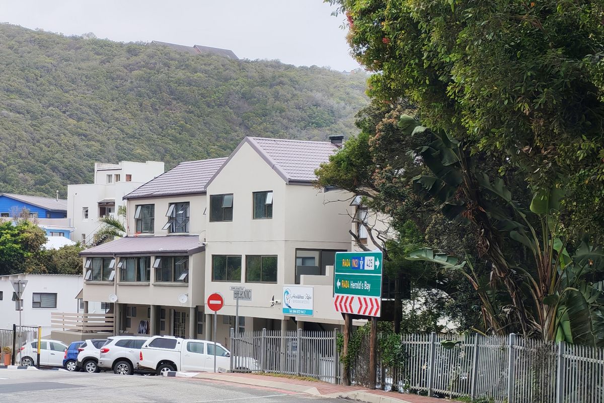 Lock-up-and-go apartment in Herolds bay. - Photo 3