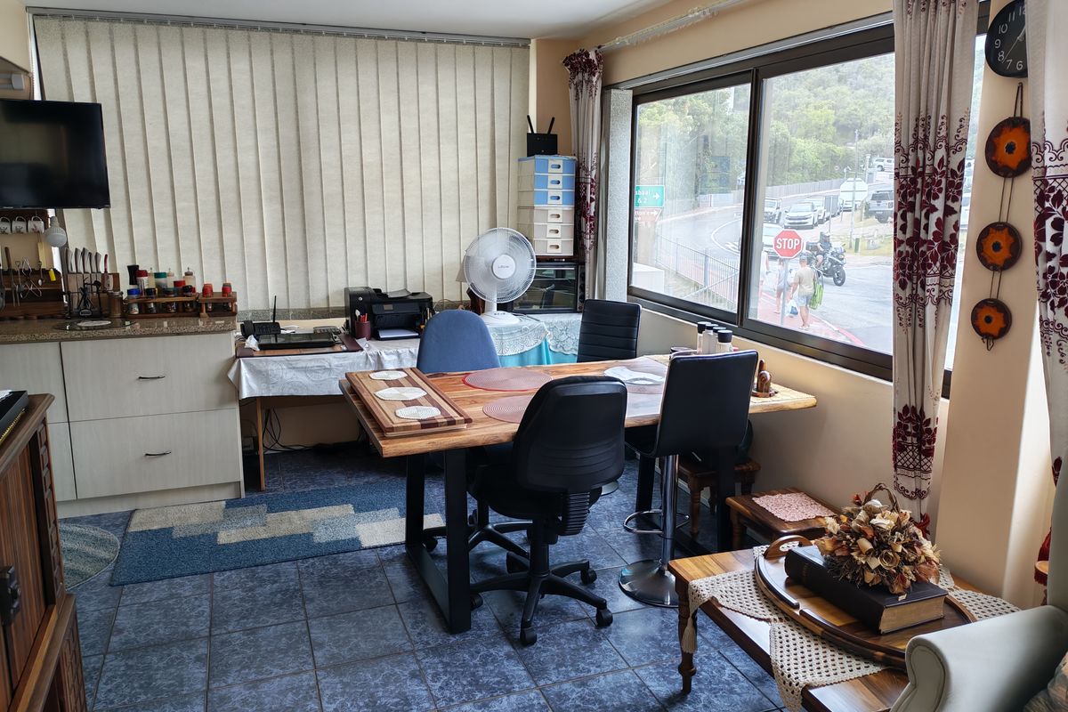 Lock-up-and-go apartment in Herolds bay. - Photo 5