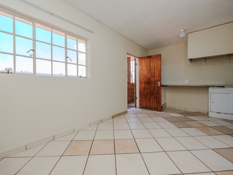 Charming 1-Bedroom Apartment For Sale in Randfontein Central—Perfect For Cosy Living or Investment - Photo 3