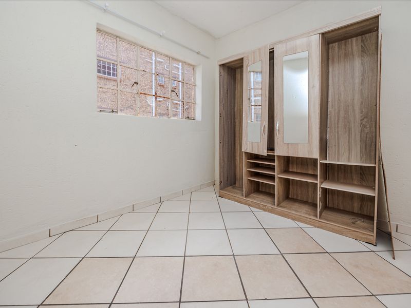 Charming 1-Bedroom Apartment For Sale in Randfontein Central—Perfect For Cosy Living or Investment - Photo 5