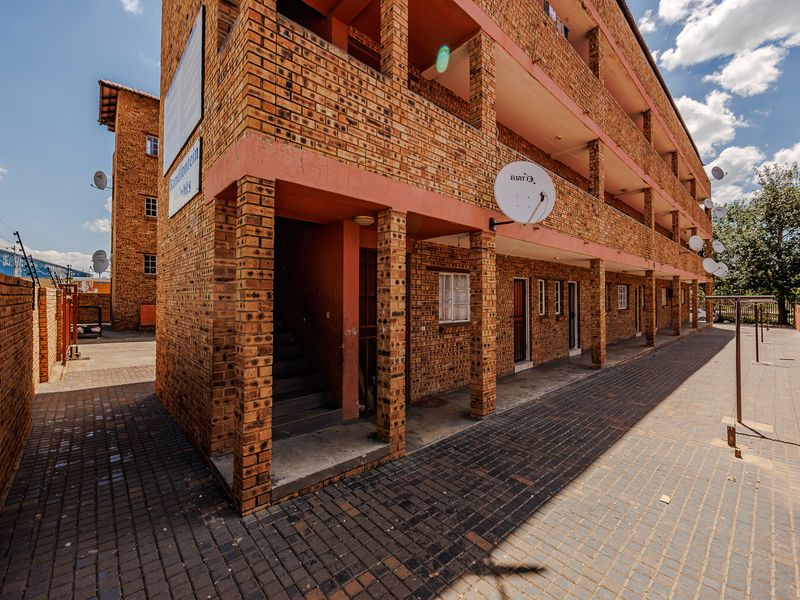 Charming 1-Bedroom Apartment For Sale in Randfontein Central—Perfect For Cosy Living or Investment - Photo 8