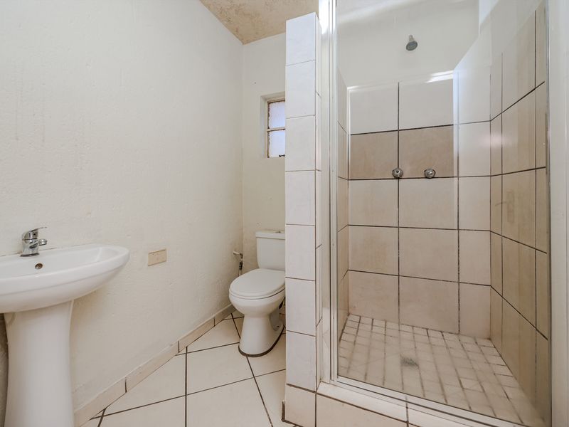 Charming 1-Bedroom Apartment For Sale in Randfontein Central—Perfect For Cosy Living or Investment - Photo 6