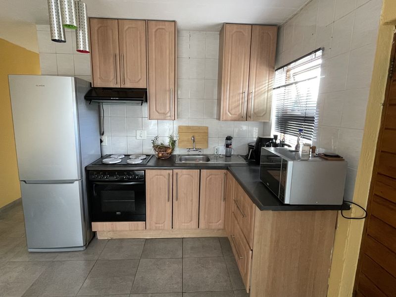 Perfect Starter Home or Investment Opportunity in Kew - Photo 2