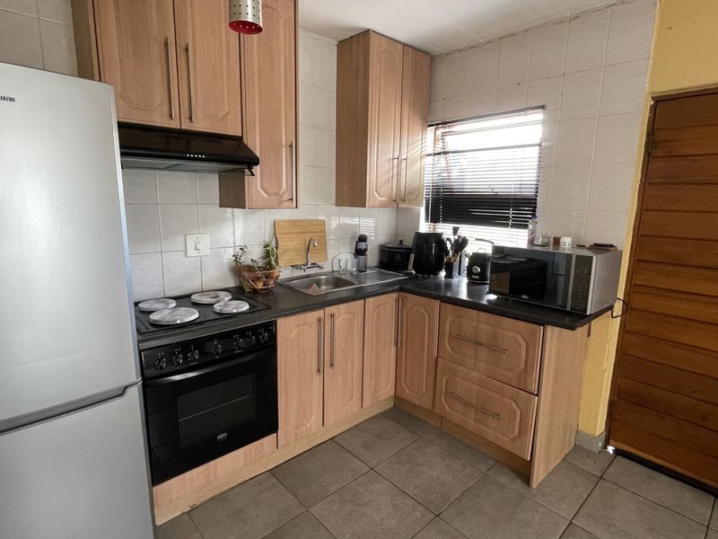 Perfect Starter Home or Investment Opportunity in Kew - Photo 3