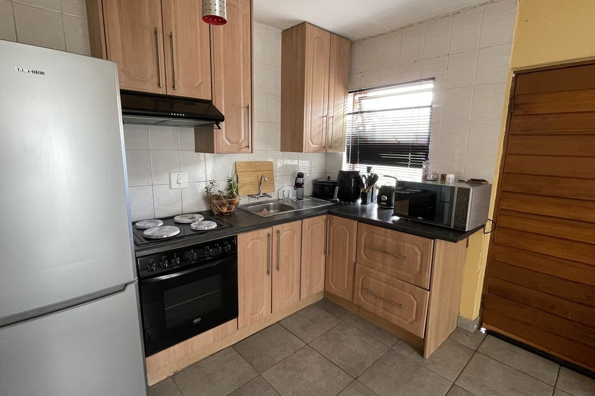 Perfect Starter Home or Investment Opportunity in Kew - Photo 3