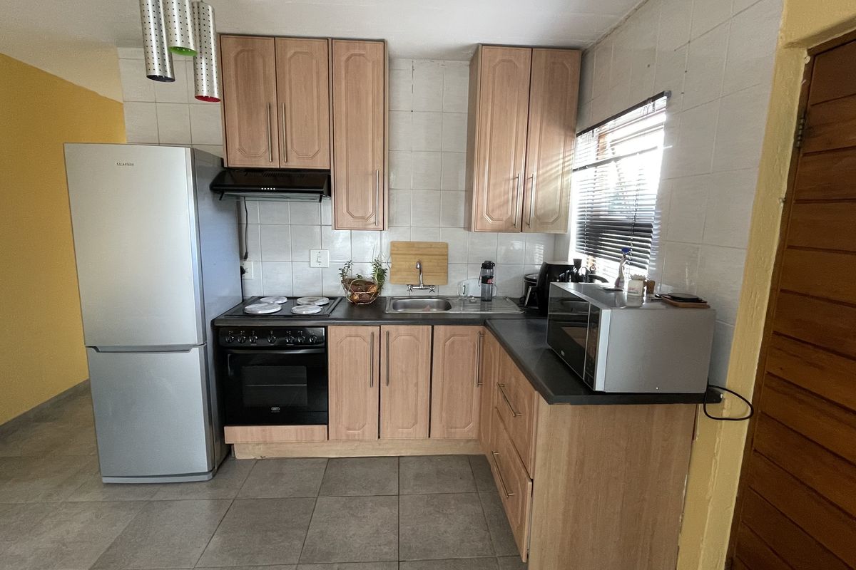 Perfect Starter Home or Investment Opportunity in Kew - Photo 2