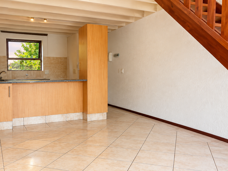 Charming 1-Bedroom Apartment in Villafranche, Lonehill. - Photo 4