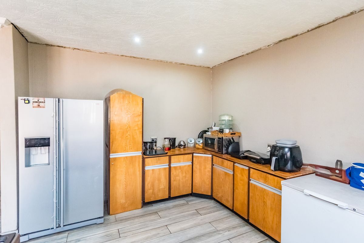 Cosy 3 Bedroom Family Home in Rant-en-Dal Krugersdorp - Photo 4