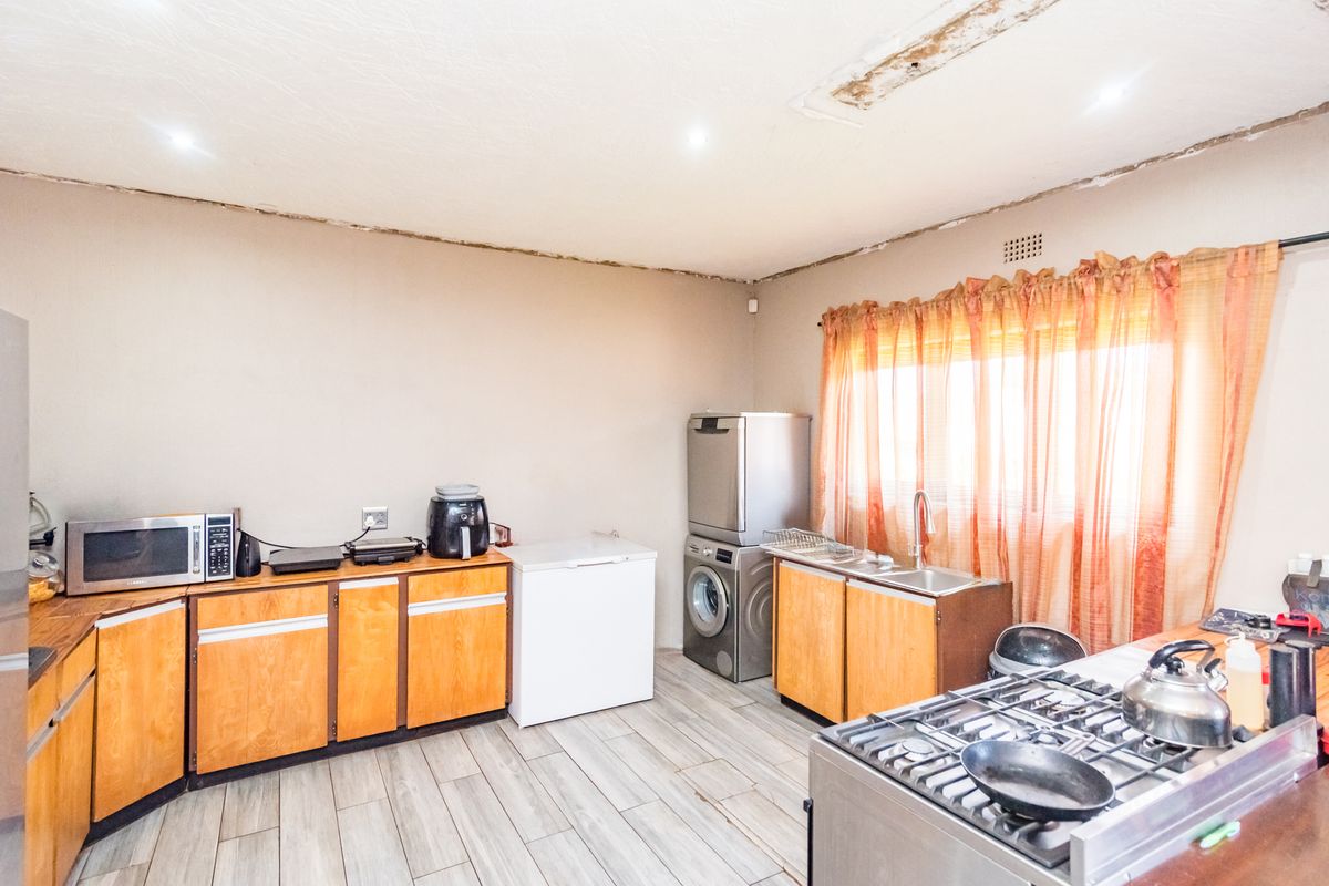 Cosy 3 Bedroom Family Home in Rant-en-Dal Krugersdorp - Photo 2