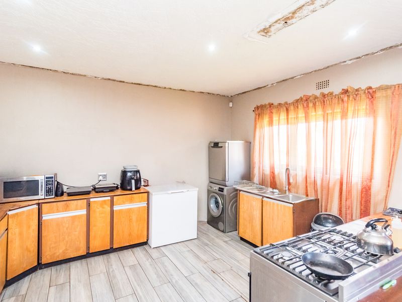 Cosy 3 Bedroom Family Home in Rant-en-Dal Krugersdorp - Photo 2