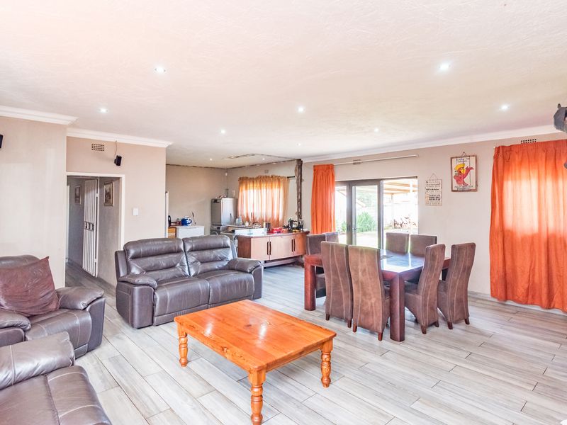 Cosy 3 Bedroom Family Home in Rant-en-Dal Krugersdorp - Photo 9