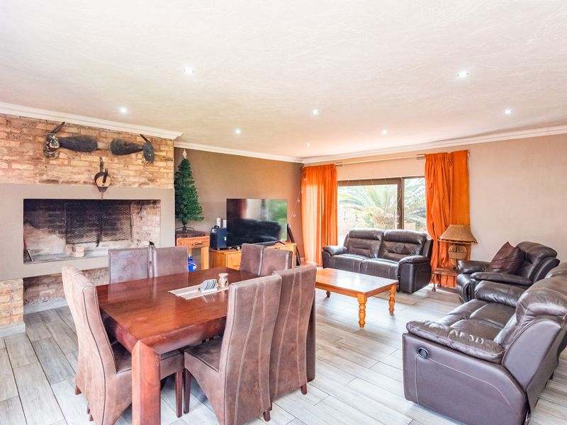 Cosy 3 Bedroom Family Home in Rant-en-Dal Krugersdorp - Photo 6