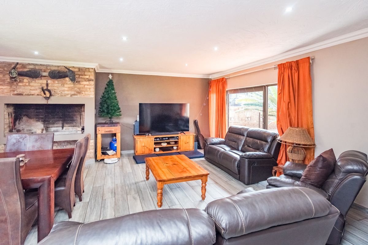 Cosy 3 Bedroom Family Home in Rant-en-Dal Krugersdorp - Photo 5