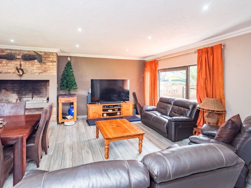 Cosy 3 Bedroom Family Home in Rant-en-Dal Krugersdorp - Photo 5