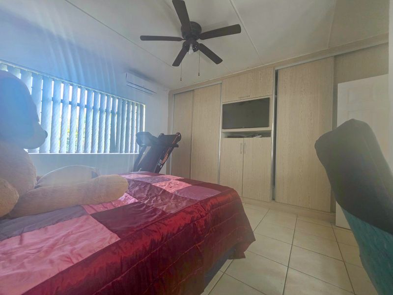 A stunning house with a pool in the heart of Athlone Park - Photo 10