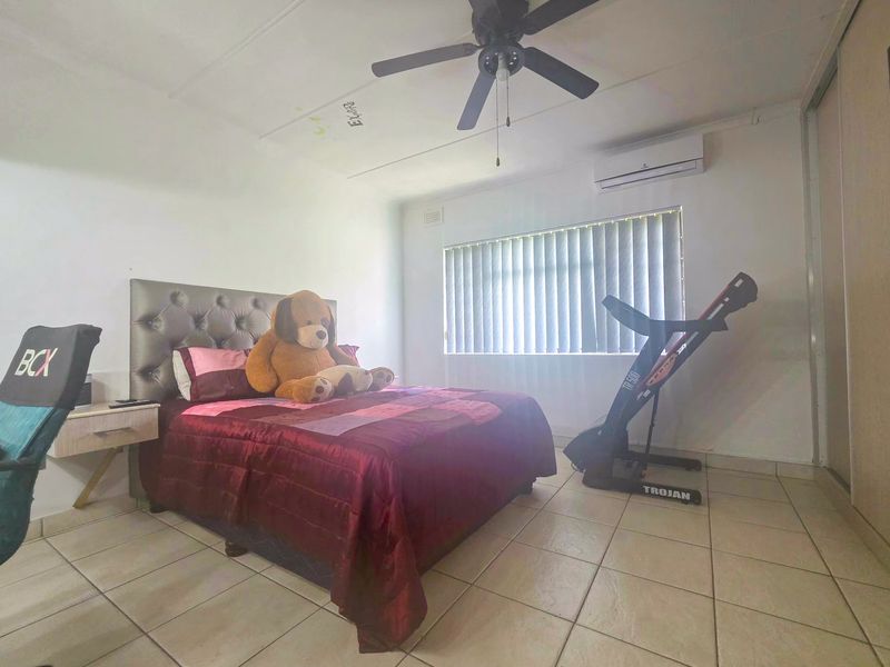 A stunning house with a pool in the heart of Athlone Park - Photo 9