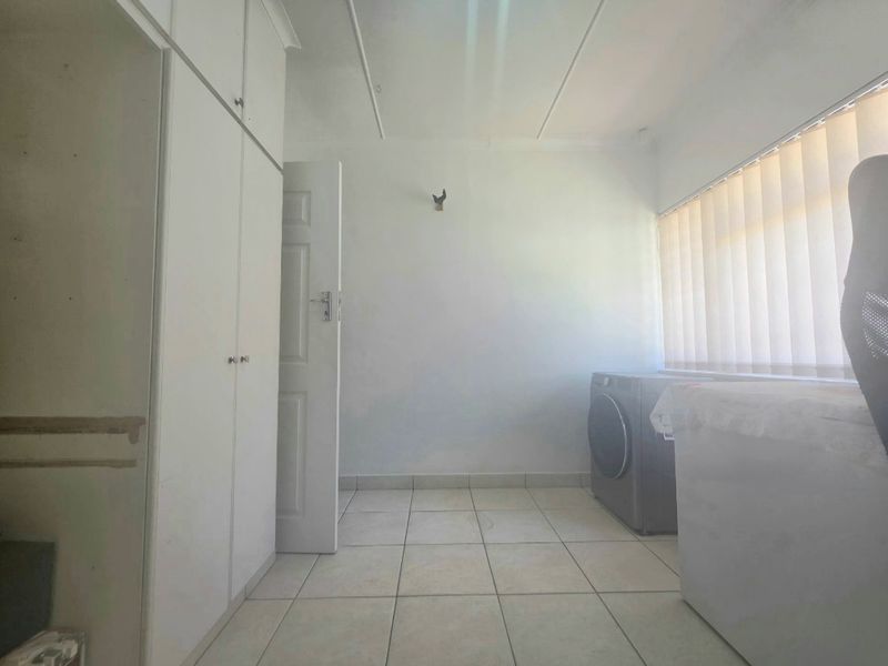 A stunning house with a pool in the heart of Athlone Park - Photo 8