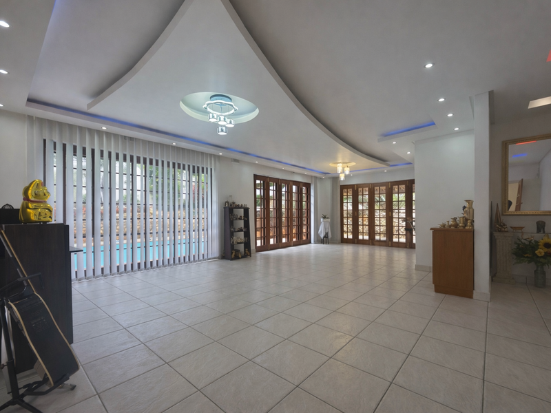 A stunning house with a pool in the heart of Athlone Park - Photo 7