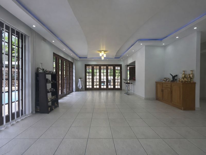 A stunning house with a pool in the heart of Athlone Park - Photo 6