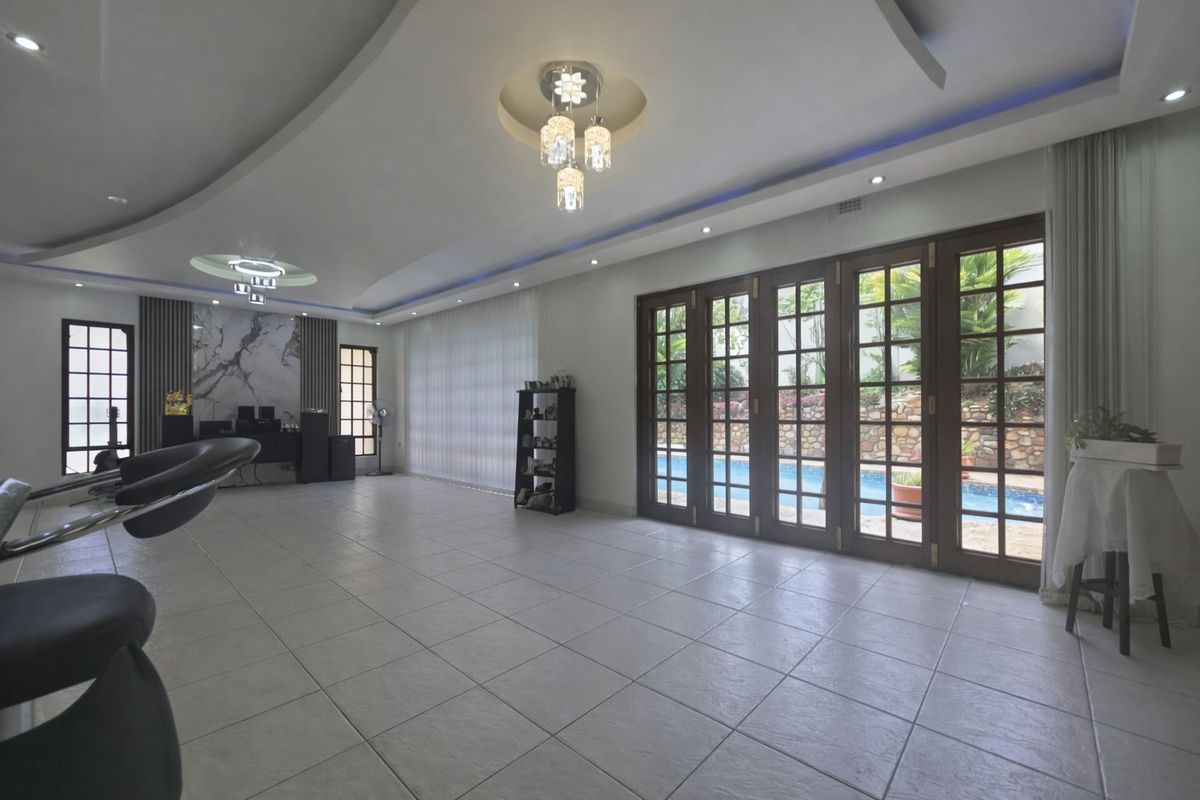 A stunning house with a pool in the heart of Athlone Park - Photo 4