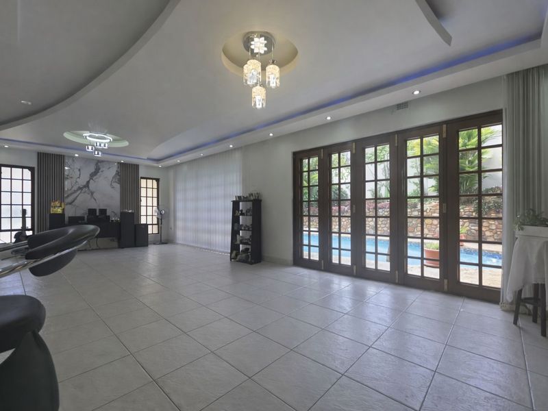 A stunning house with a pool in the heart of Athlone Park - Photo 4