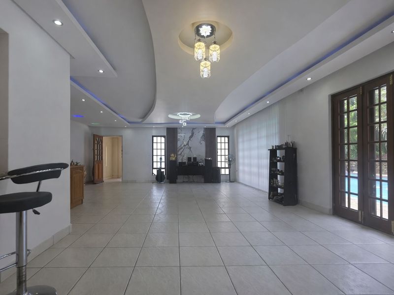 A stunning house with a pool in the heart of Athlone Park - Photo 5