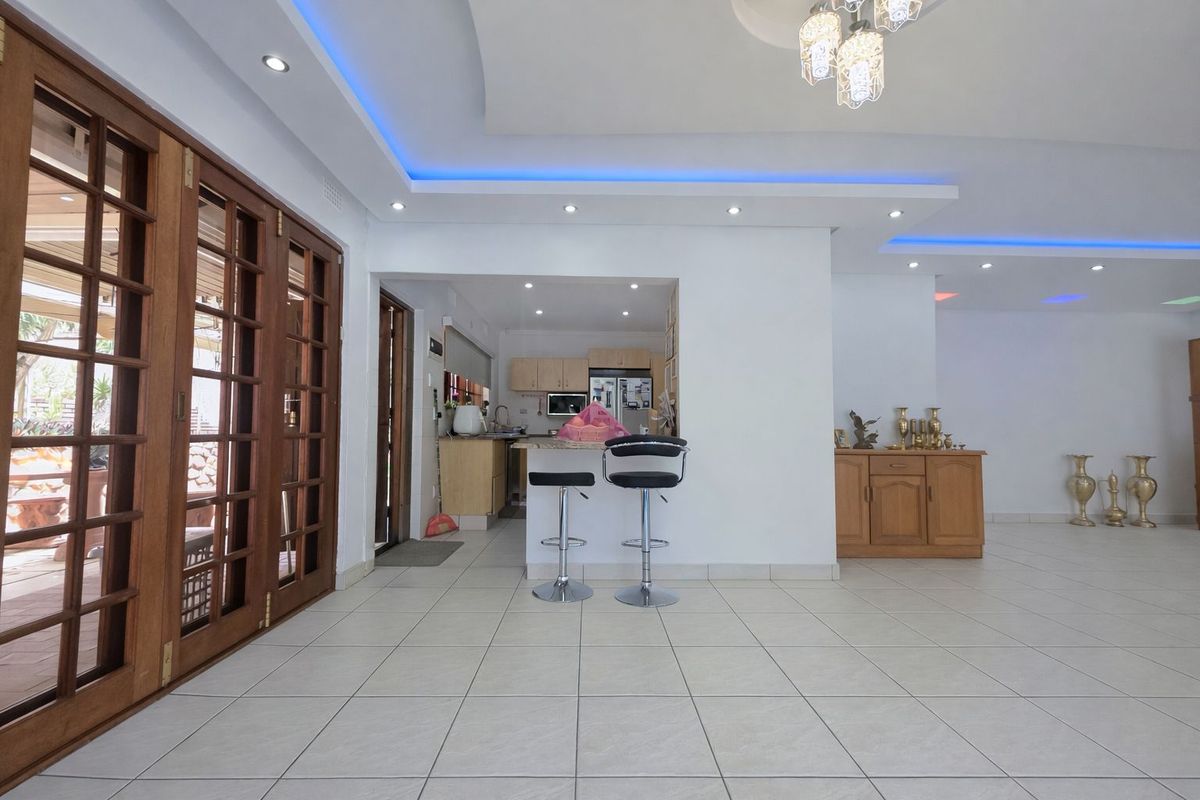 A stunning house with a pool in the heart of Athlone Park - Photo 3