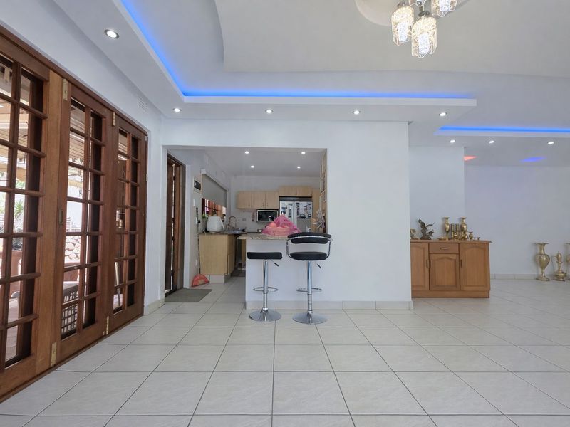 A stunning house with a pool in the heart of Athlone Park - Photo 3